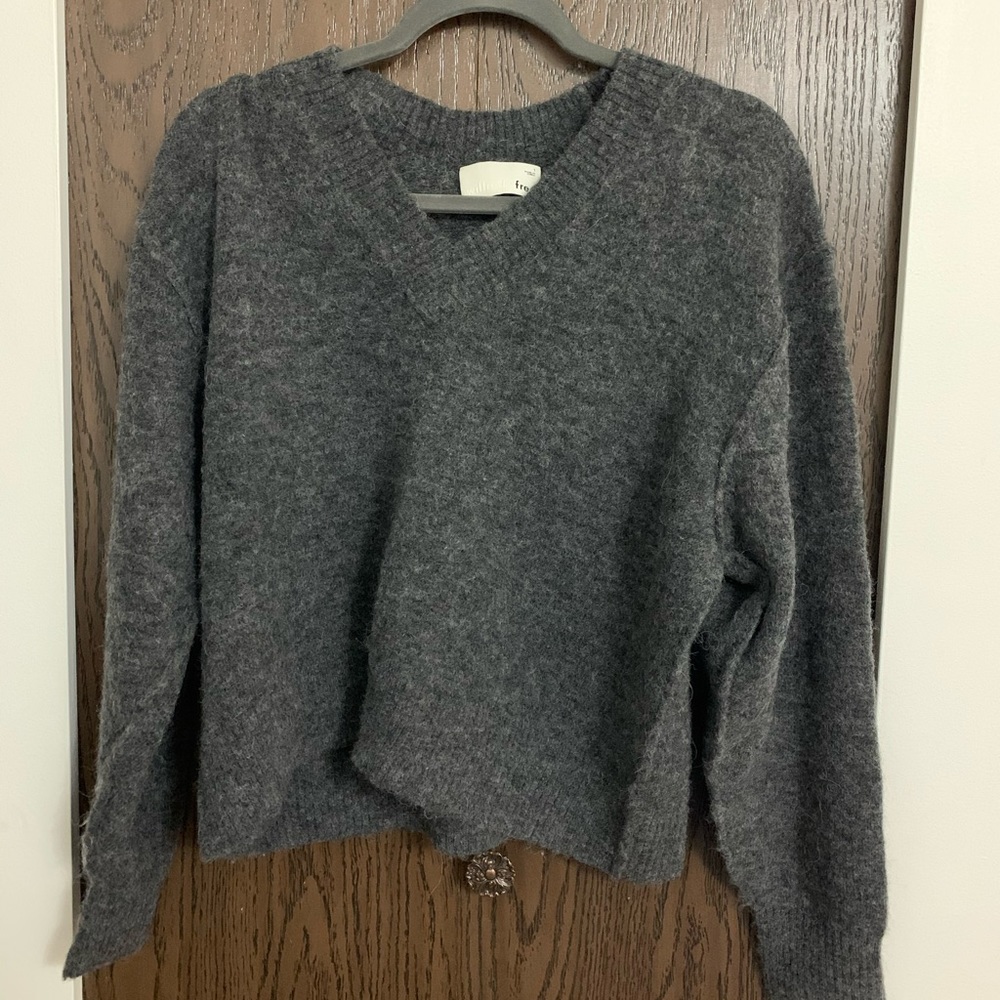 ARITZIA V-NECK RELAXTED SWEATER